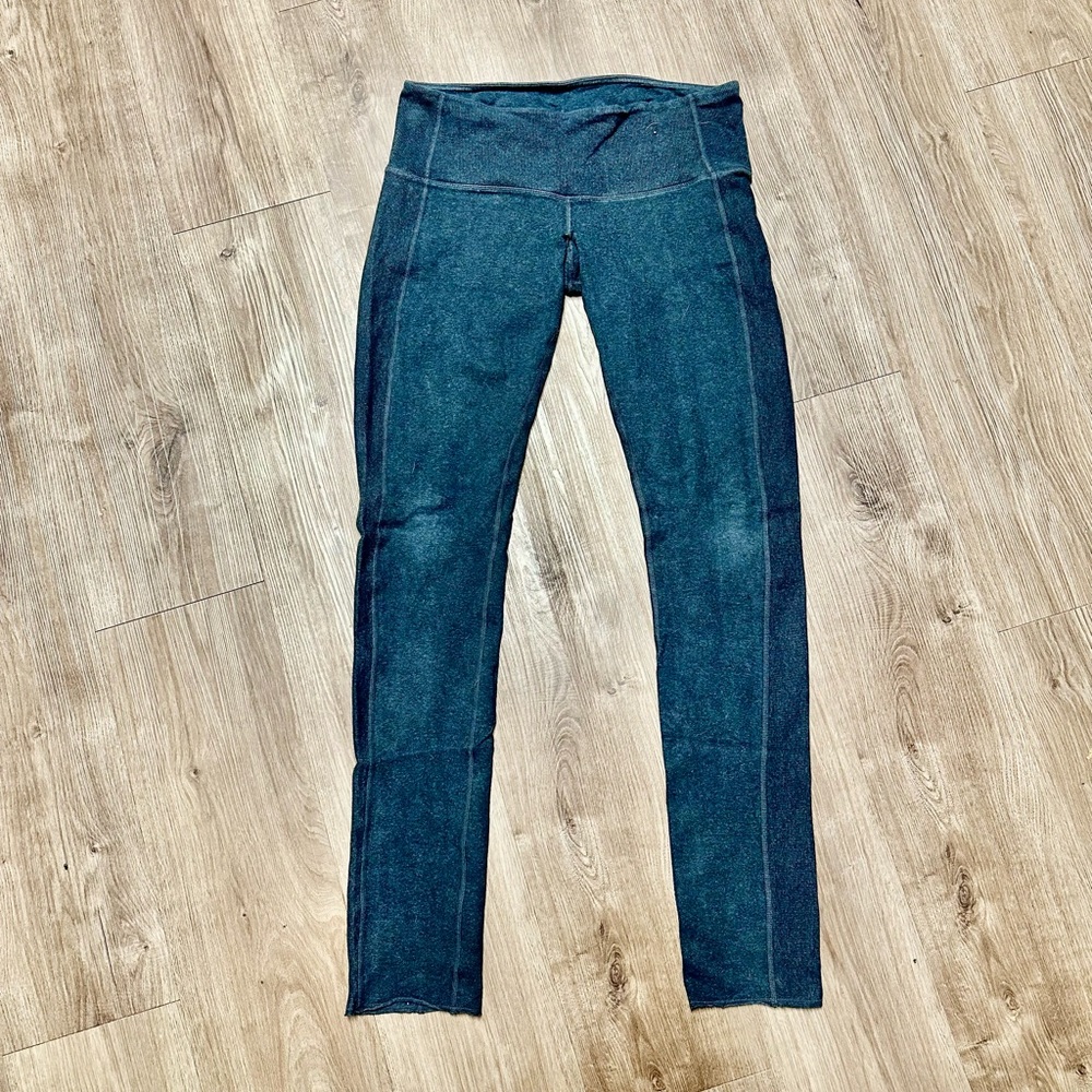 Lululemon Wunder Under High Rise leggings. Snow Washed Ribbed 28”. Size 8